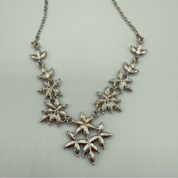 Elegant Silver Floral Necklace and Earring Set - Picture 11 of 11